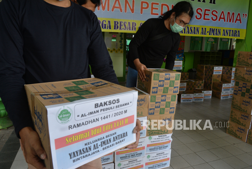 Bantuan Sembako. Relawan menyiapkan bantuan paket sembako yang akan diberikan kepada warga terdampak (ilustrasi)