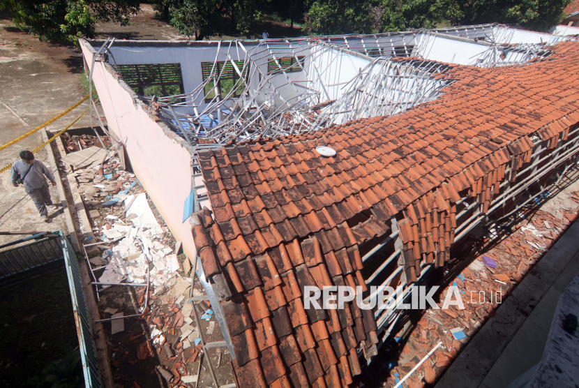 Atap Bangunan SMKN 1 Gunung Putri Ambruk, Puluhan Siswa Luka-Luka