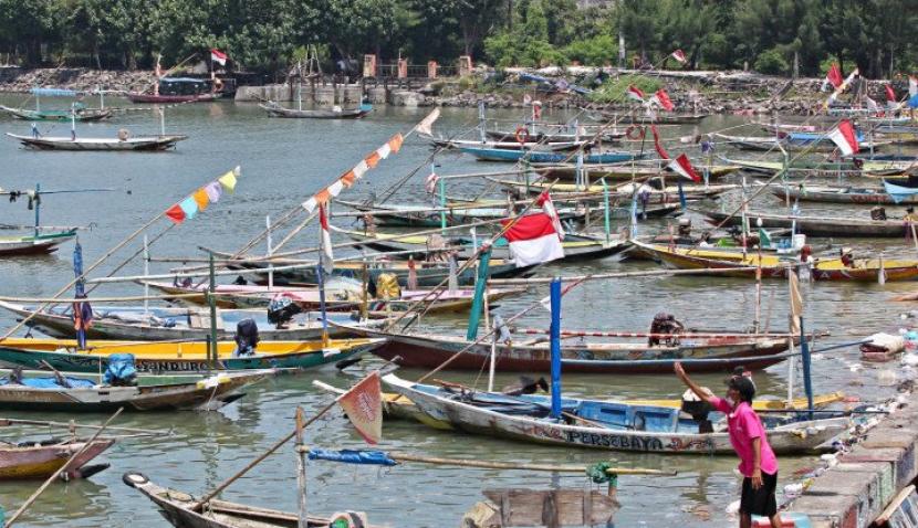 Sejumlah perahu nelayan tertambat di Pantai Kenjeran Surabaya, Jawa Timur, Minggu (3/4/2022). Pada hari pertama puasa bulan Ramadhan 1443 H, sebagian nelayan di kawasan tersebut memilih untuk tidak melaut. (Antara/Didik Suhartono)