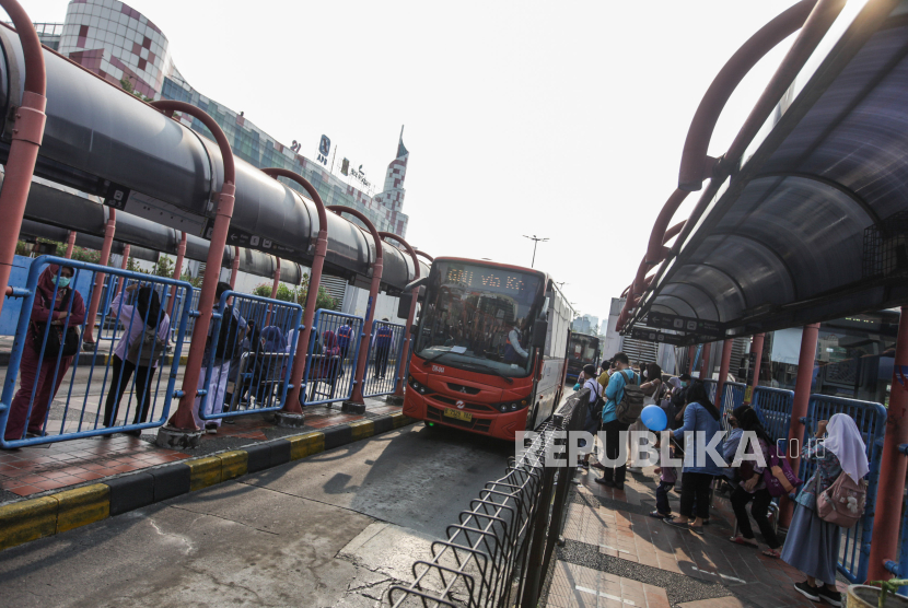 Sejumlah penumpang menunggu kedatangan bus Transjakarta di Terminal Blok M, Kebayoran Baru, Jakarta Selatan, Kamis (2/11/2023). Pemerintah Provinsi DKI Jakarta akan merevitalisasi Terminal Blok M menjadi kawasan transit oriented development (TOD) yang nantinya akan terintegrasi dengan stasiun MRT Blok M. Pembangunan tersebut akan dimulai pada tahun 2024 hingga tahun 2029, sehingga lokasi pemberhentian bus akan dipindahkan sementara ke Jalan Melawai Raya, Jalan Panglima Polim dan Jalan Sultan Hassanuddin.