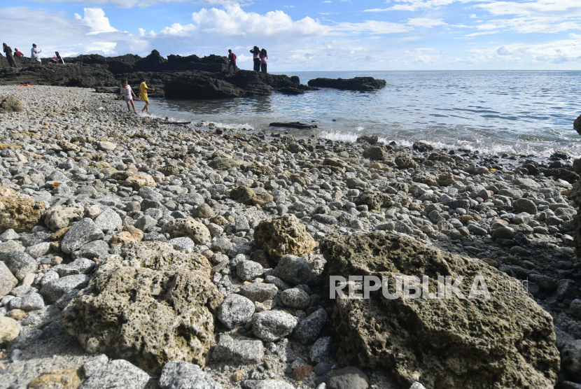 Warga menikmati suasana pantai di Objek Wisata Pantai Vatumapida di Desa Enu, Kabupaten Donggala, Sulawesi Tengah, Ahad (21/6/2020). Ikatan Ahli Ekonomi Islam (IAEI) mengusulkan pembangunan kawasan ekonomi khusus (KEK) halal berbasis pariwisata segera dibangun.
