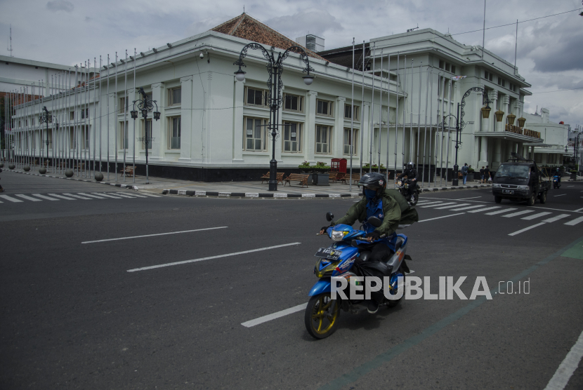 Pengendara melintasi ruas jalan Asia Afrika Kota Bandung, Jawa Barat, Senin (6/12). Pemerintah Kota (Pemkot) Bandung tetap melarang perayaan tahun baru 2022 meski pemberlakuan pembatasan kegiatan masyarakat (PPKM) Level 3 dibatalkan.
