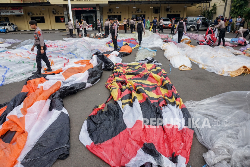 Polisi menata balon udara hasil penyitaan di Markas Polres Pekalongan Kota, Jawa Tengah, Kamis (18/4/2024). 