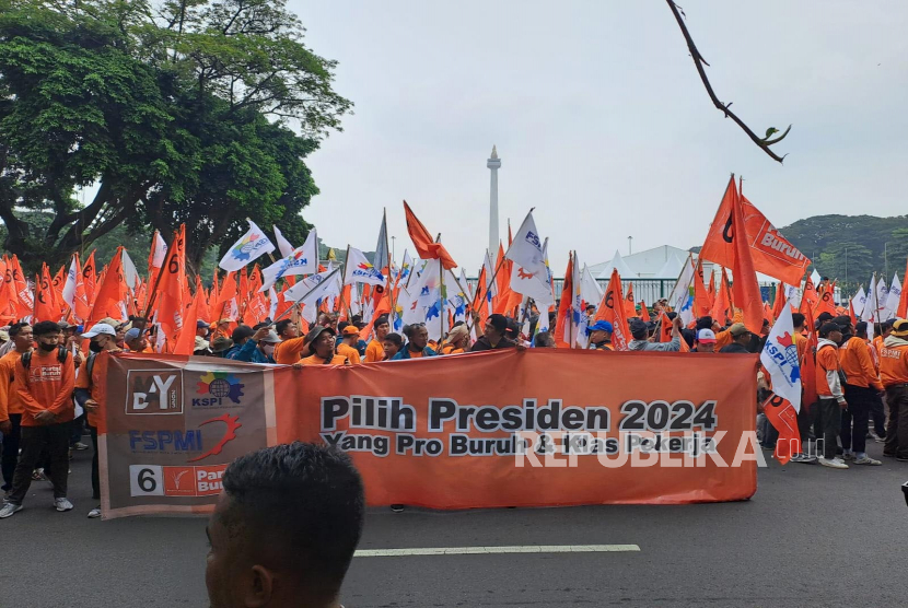 Massa aksi Hari Buruh atau May Day berkumpul di Jalan Medan Merdeka Selatan, Jakarta Pusat, Senin (1/5/2023) pagi. Komnas HAM sebut kondisi buruh saat ini masih belum ideal.