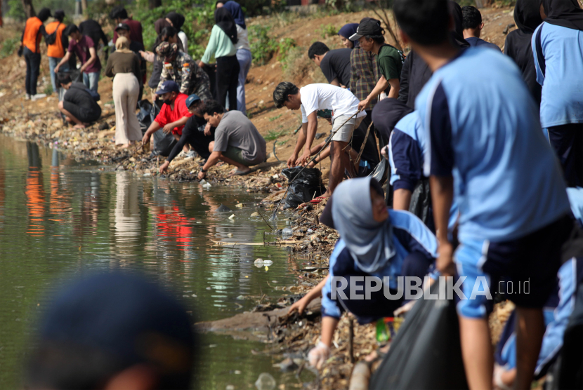 Sejumlah warga dan siswa sekolah melakukan aksi bersih sampah di Situ Cilangkap, Tapos, Depok. Pemkot Depok menyiapkan Satgas Banjir sebagai antisipasi memasuki musim hujan.