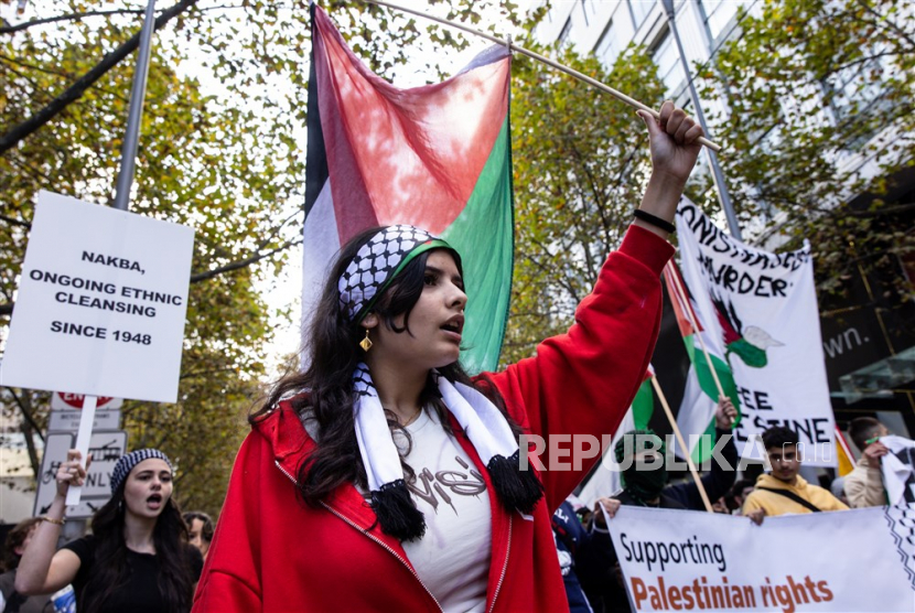  Pendukung Palestina berbaris menuju Gedung Parlemen selama rapat umum menjelang Hari Al-Nakba (Bencana), di Melbourne, Australia, 13 Mei 2023.