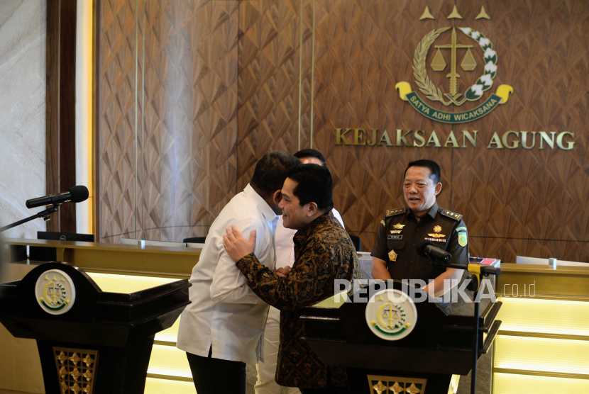 Jaksa Agung RI ST Burhanuddin (kiri) bersama Menteri BUMN Erick Thohir (kedua kanan) bersalaman usai menggelar pertemuan di Gedung Kejaksaan Agung, Jakarta, Senin (6/3/2023). Kejaksaan Agung telah menyerahkan aset-aset Jiwasraya atau PT Asuransi Jiwasraya (persero) berupa surat berharga senilai Rp 3,1 triliun kepada Kementerian BUMN.