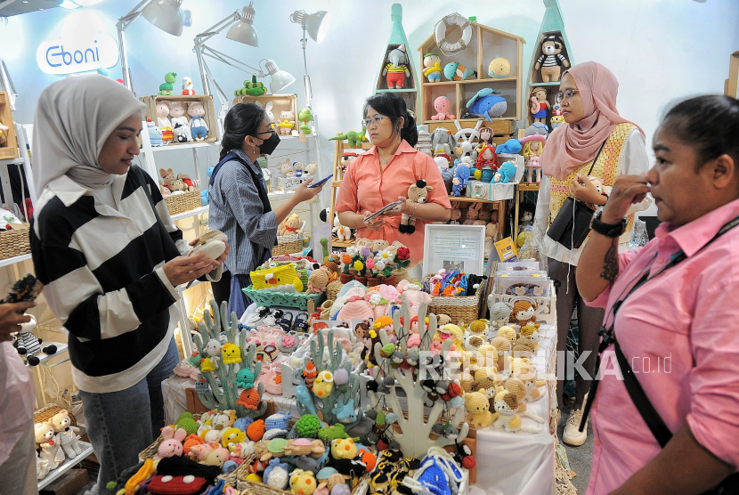 Visitors look at the products on display at the International Handicraft Trade Fair at Jakarta Convention Center (JCC), Jakarta, Friday (4/10/2024).