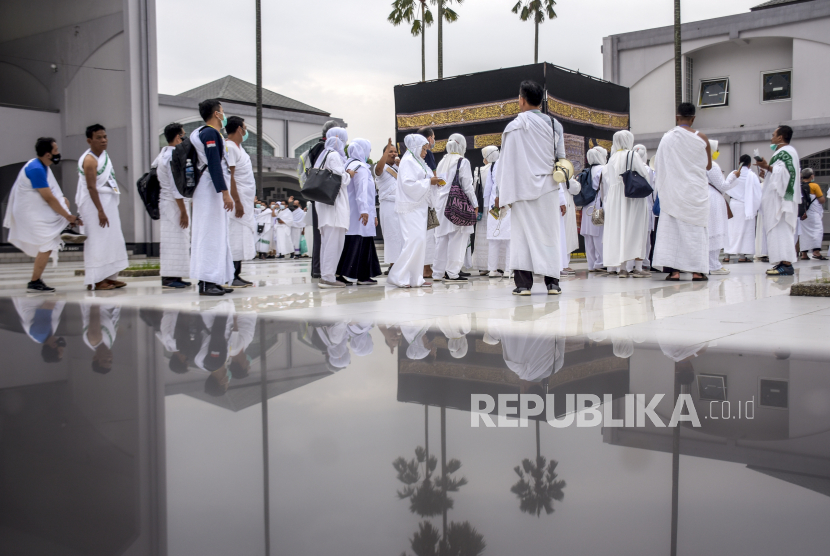 Sejumlah calon jamaah haji mengikuti manasik haji di halaman Masjid Pusdai, Kota Bandung, Kamis (26/5/2022). Kemenag: Pembimbing Ibadah Haji Harus Bersertifikat