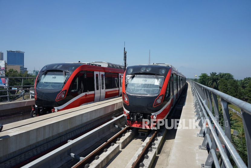 Sejumlah rangkaian LRT Jabodebek. LRT Jabodebek rencananya akan melakukan soft launching pada 12 Juli 2023.