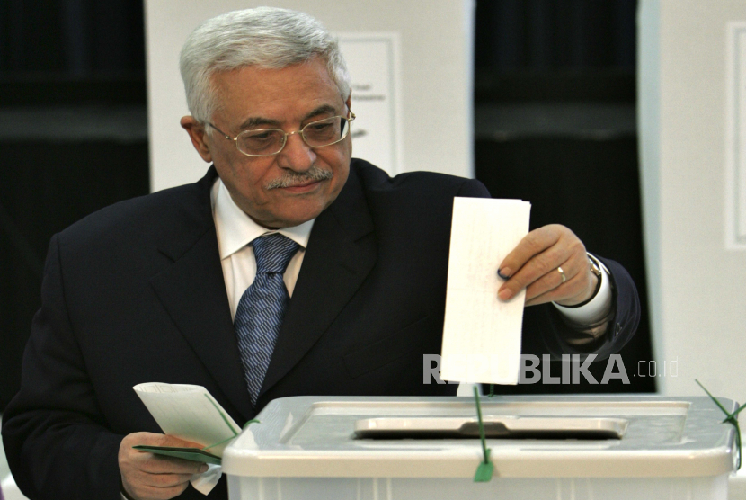  FILE - Dalam file foto 25 Januari 2006 ini, Presiden Palestina Mahmoud Abbas, memberikan suara dalam pemilihan Parlemen Palestina di markas besarnya di kota Ramallah, Tepi Barat. Ketika terakhir kali Palestina mengadakan pemilu 15 tahun lalu,.