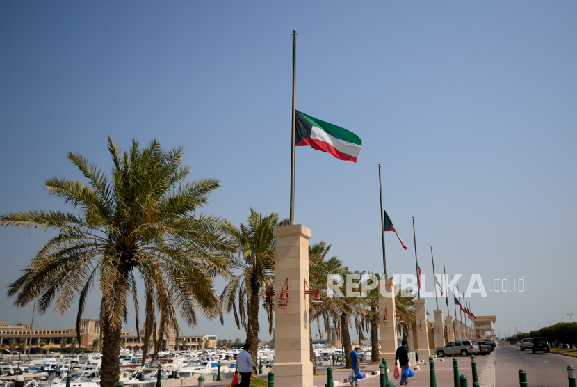 Bendera nasional Kuwait berkibar setengah tiang saat berduka atas kematian Emir Kuwait, Sheikh Sabah al-Ahmed al-Sabah, di Kuwait City, Kuwait, 30 September 2020. Kuwait menunjuk Putra Mahkota Sheikh Meshal al-Ahmad al-Sabah sebagai perdana menteri pada Ahad (24/6). 