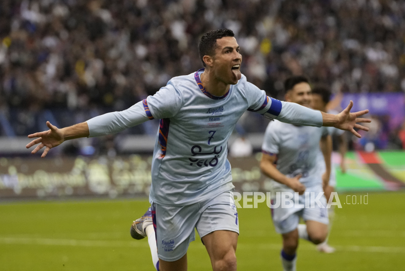 Cristiano Ronaldo merayakan golnya ke gawang PSG.