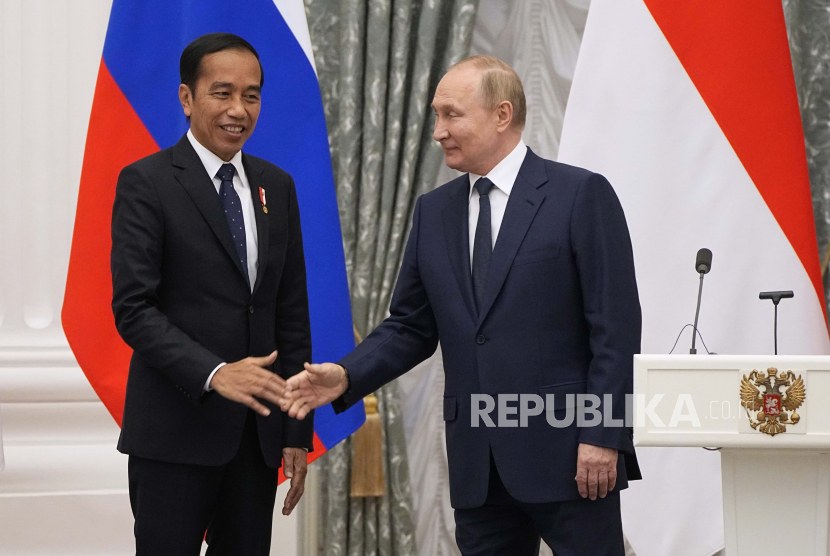  Presiden Rusia Vladimir Putin (kanan) dan Presiden Joko Widodo berjabat tangan dalam konferensi pers bersama setelah pertemuan mereka di Kremlin di Moskow, Rusia, 30 Juni 2022. Widodo dalam kunjungan misi pembangunan perdamaian ke Rusia dan Ukraina untuk mendesak Rekan-rekan Rusia dan Ukraina untuk membuka dialog dan gencatan senjata.