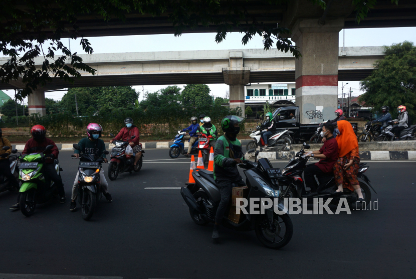 Sejumlah kendaraan roda dua nekat melawan arah untuk menuju Jakarta usai diputarbalikan oleh petugas di pos penyekatan pembatasan mobilitas masyarakat pada PPKM Darurat di Lampiri, Kalimalang, Jakarta, Ahad (4/7). Petugas melakukan penyekatan di 63 titik wilayah di Jadetabek untuk membatasi mobilitas warga saat PPKM Darurat dari tanggal 3-20 Juli 2021 mendatang. Hal ini dilakukan sebagai upaya untuk memutus rantai penyebaran Covid-19. Prayogi/Republika.