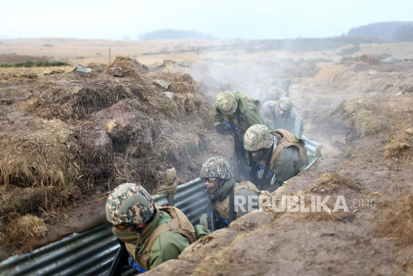  Personil militer Ukraina menjalani pelatihan tempur di parit dengan pasukan Inggris dari 11 Brigade Bantuan Pasukan Keamanan di lokasi yang dirahasiakan di Inggris, Inggris, Kamis (16/2/2023). 