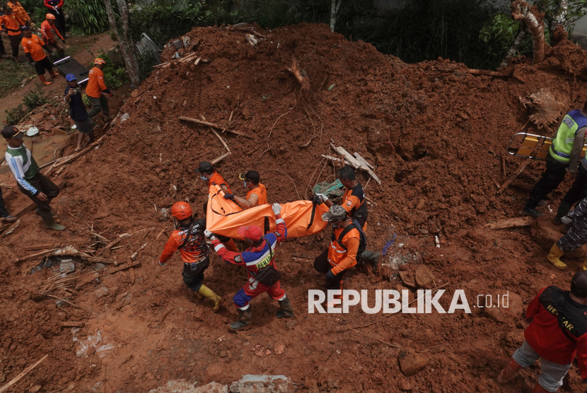 Tim SAR Gabungan Lanjutkan Pencarian Korban Longsor Cilacap