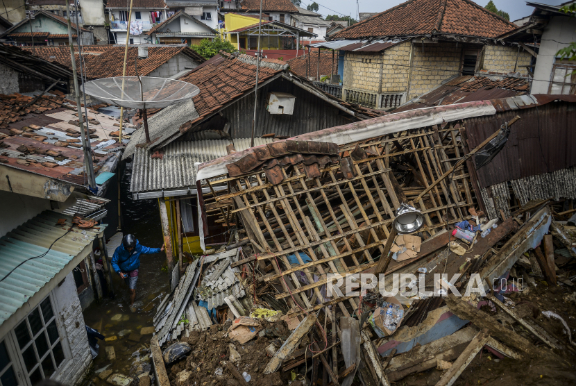 Menteri Sosial Tri Rismaharini mengunjungi kembali ratusan pengungsi terdampak longsor di Gang Barjo, RT03/RW03 Kampung Kebon Jahe, Kelurahan Kebon Kelapa, Kecamatan Bogor Tengah, Kota Bogor untuk memastikan kondisi mereka aman.