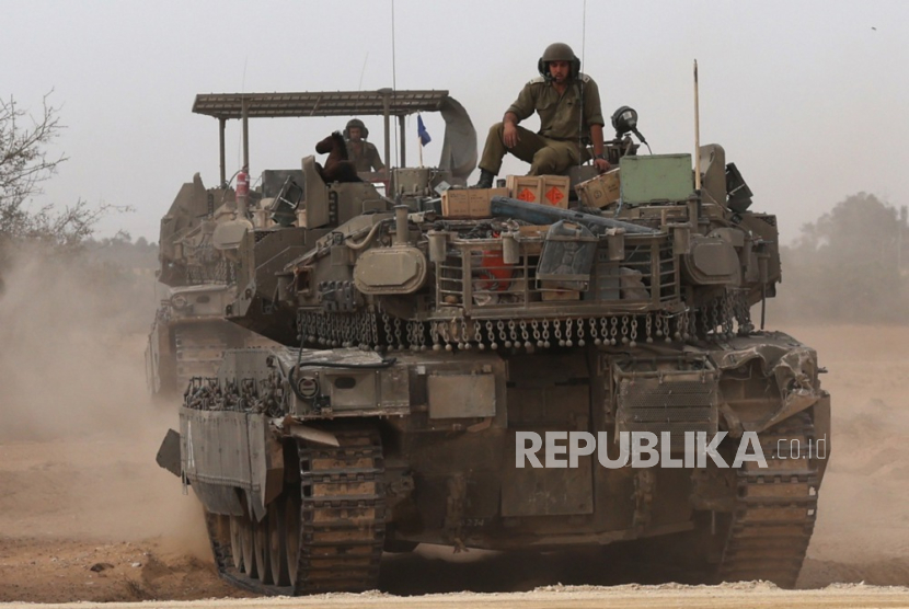Sebuah tank Israel di lokasi berkumpul di perbatasan selatan Israel dengan Jalur Gaza dekat Rafah, 25 April 2024.