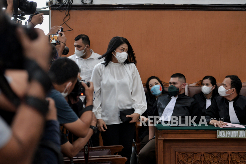 Terdakwa Putri Candrawathi saat menjalani sidang vonis dalam kasus dugaan pembunuhan berencana terhadap Brigadir J, di Pengadilan Negeri Jakarta Selatan, Senin (13/2/2023).