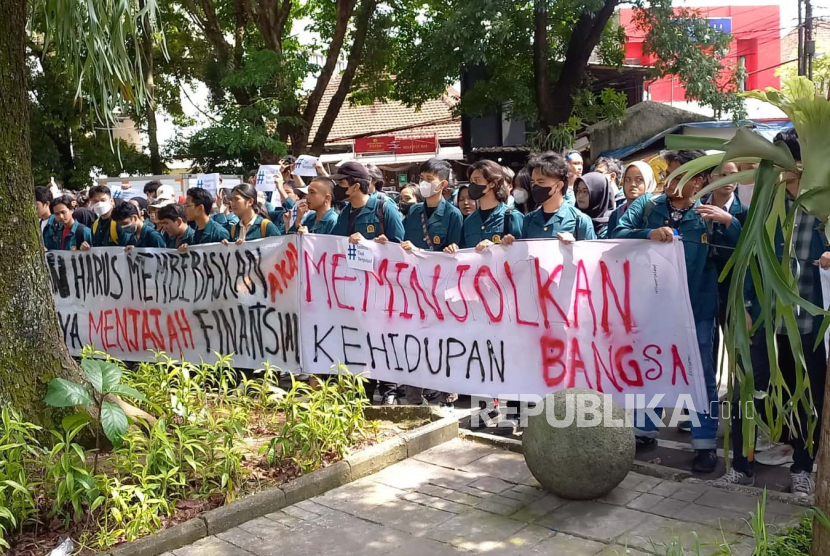 Seratus lebih mahasiswa yang tergabung di kabinet keluarga mahasiswa ITB melakukan aksi demonstrasi menolak pinjol untuk program biaya UKT, di depan Gedung Rektorat ITB, Senin (29/1/2024).
