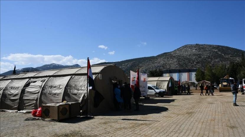 Sebuah rumah sakit lapangan yang didirikan oleh Uni Emirat Arab (UEA) sedang melayani para korban gempa yang terluka di provinsi Gaziantep, Turki.