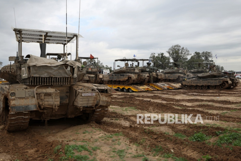 Tank Merkava Israel dari Brigade Cadangan 4 terlihat di lokasi berkumpul untuk dimuat ke truk setelah mereka ditarik keluar dari Jalur Gaza selatan, di lokasi yang dirahasiakan di Israel, (28/1/2024).