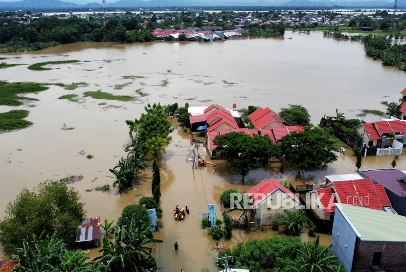 Foto aerial rumah yang terendam banjir di Kecamatan Manggala, Makassar, Sulawesi Selatan, Kamis (11/3/2021). Curah hujan yang tinggi dalam beberapa hari membuat kanal, sungai dan waduk di kota Makassar meluap sehingga mengakibatkan ratusan rumah dan jalan terendam banjir. 