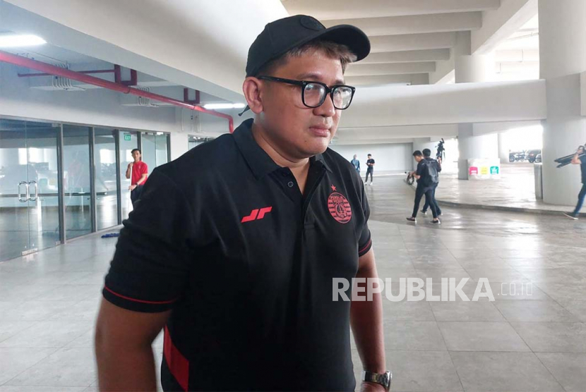 Ketum Jakmania Diky Soemarno usai mengikuti peninjauan Jakarta International Stadium, Selasa (4/7/2023). 