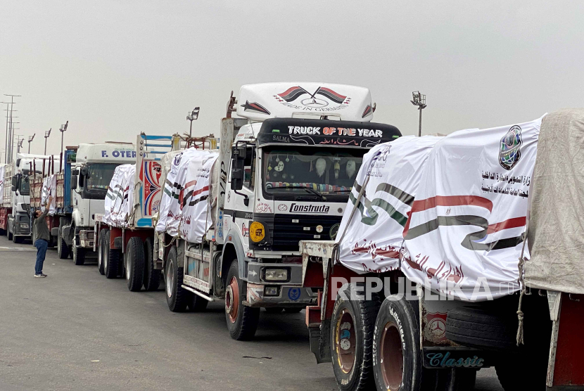 Konvoi truk membawa bantuan untuk warga Palestina.