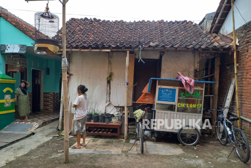 Sejumlah warga berada di sekitar rumah yang diguyur hujan lokal, Ahad (6/8/2023). Sebelumnya, warga melihat hujan lokal hanya mengguyur satu rumah itu pada Sabtu (5/8/2023) pagi. Sementara area lainnya disebut tak kehujanan.