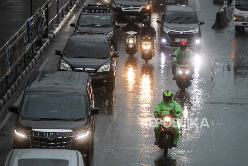 Kendaraan di tengah hujan lebat (ilustrasi). BMKG memperkirakan sejumlah provinsi di Indonesia mengalami hujan lebat dan angin kencang.
