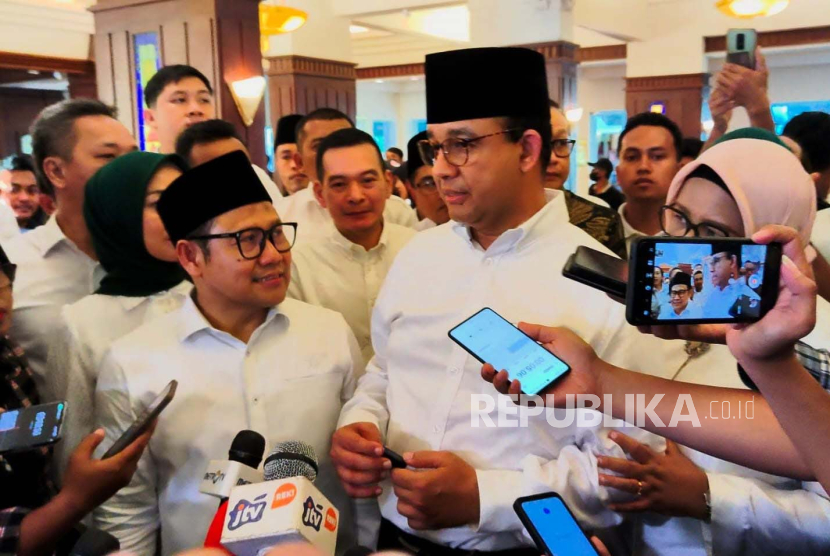 Anies Baswedan didampingi Cak Imin beri komentar usai deklarasi Capres-Cawapres di Hotel Majapahit Surabaya, Sabtu (2/9/2023). 