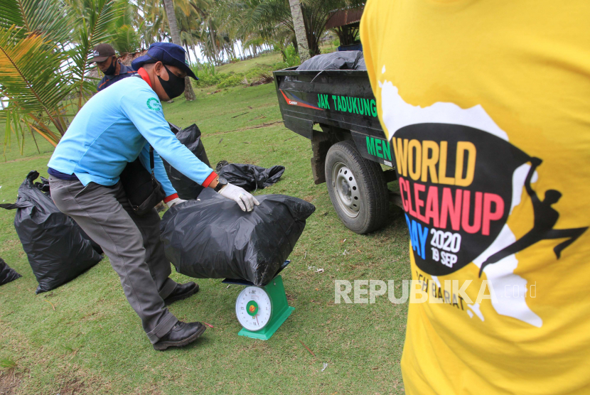 Aksi bersih-bersih dalam World Cleanup Day (ilustrasi). Pemkot Depok mendukung kegiatan bersih-bersih pada World Cleanup Day.
