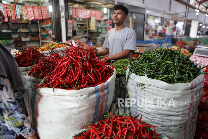 Pedagang menjual sayuran di pasar tradisional  (ilustrasi)