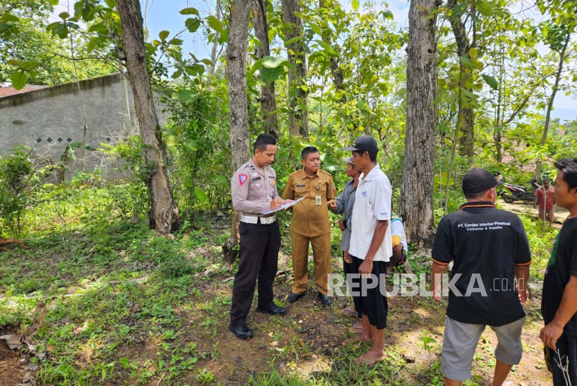 Polisi mengecek lokasi warga yang ditemukan meninggal di kebun pekarangan rumah wilayah Sambitileng, Kecamatan Purwantoro, Kabupaten Wonogiri, Jawa Barat, Selasa (9/1/2024).