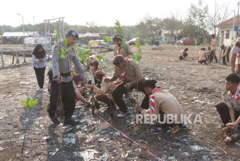 Humas Polres Indramayu melakukan penanaman pohon di kawasan mangrove Pantai Karangsong, Kecamatan Indramayu, Kabupaten Indramayu, Jawa Barat, Jumat (13/10/2023). 