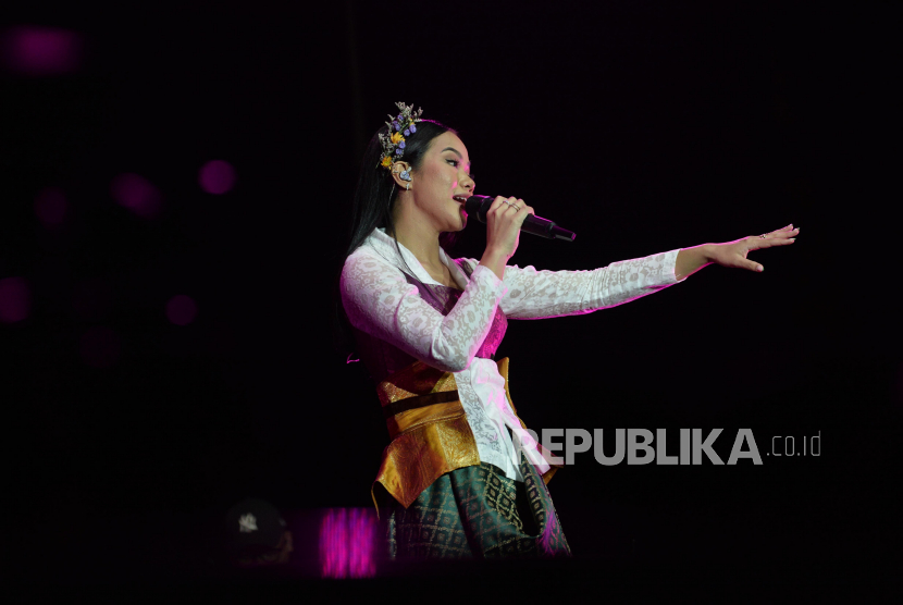 Penyanyi Yura Yunita. urut merayakan Hari Batik Nasional dengan cara unik dan inspiratif.