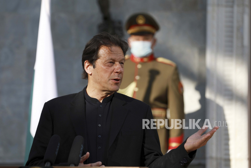  Perdana Menteri Pakistan Imran Khan berbicara selama konferensi pers. Ilustrasi.