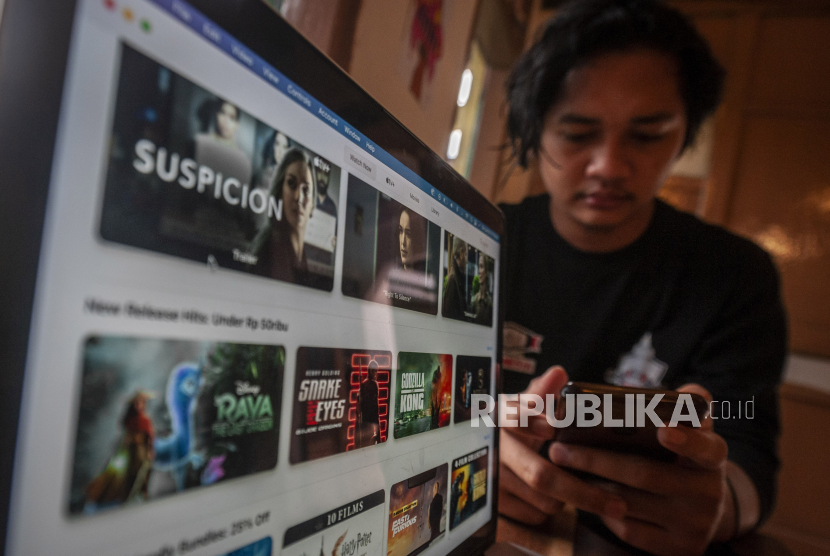 Warga mengakses aplikasi streaming berbayar di Rangkasbitung, Lebak, Banten, Ahad (30/1/2022). Direktorat Jenderal Pajak Kementerian Keuangan mencatat, setoran PPN dari pelaku usaha Perdagangan Melalui Sistem Elektronik (PMSE) telah mencapai Rp 543,9 miliar pada Januari 2023.