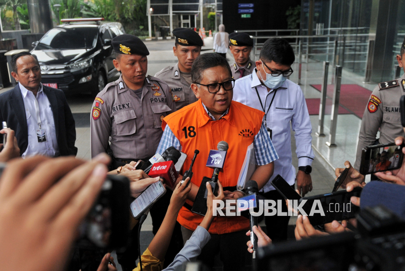 Tersangka kasus dugaan suap Hasto Kristiyanto tiba untuk menjalani pemeriksaan di Gedung Merah Putih KPK, Jakarta, Rabu (26/2/2025). Sekjen PDI Perjuangan tersebut diperiksa dalam perkara dugaan suap kepada komisioner KPU terkait penggantian antarwaktu (PAW) anggota DPR 2019-2024 yang melibatkan Harun Masiku dan kasus perintangan penyidikan.