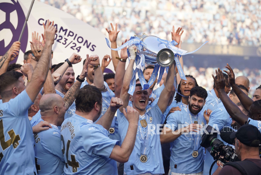 Gelandang serang Manchester City Phil Foden merayakan gelar juara Liga Primer Inggris 2023/2024.