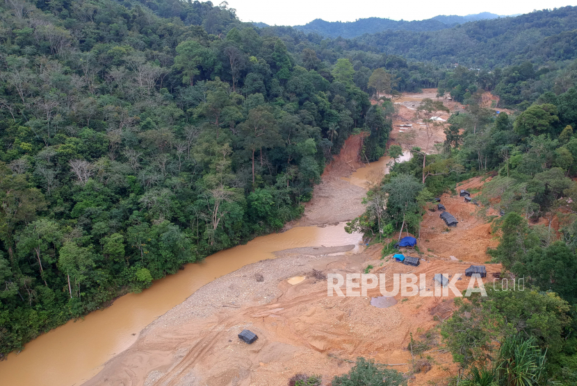 Foto udara kerusakan Lanskap Bukit Bulan akibat aktivitas pertambangan emas ilegal di Desa Lubuk Bedorong, Limun, Sarolangun, Jambi. Walhi memperkirakan sebanyak 60 persen area hutan di Jambi sudah rusak atau dirambah.