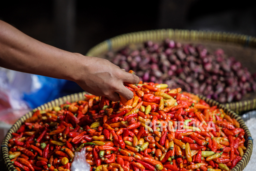 Harga sejumlah komoditas bahan pokok seperti cabai dan bawang di pasar tradisional Kosambi, Kota Bandung masih tinggi. (ilustrasi)