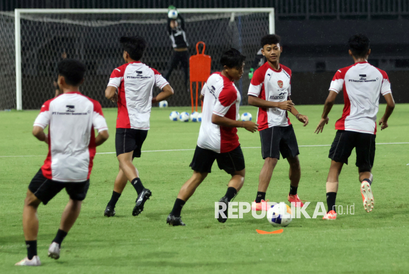 Sejumlah pesepak bola Timnas Indonesia U-17 mengikuti latihan di Stadion Pakansari, Kabupaten Bogor, Jawa Barat, Kamis (13/3/2025). Latihan tersebut sebagai persiapan menghadapi Piala Asia U-17 yang digelar pada 3 April 2025 di Arab Saudi. 