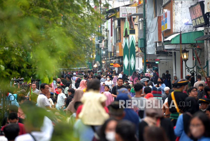 Wisatawan memadati kawasan wisata Malioboro saat libur Natal di Yogyakarta, Ahad (26/12/2022). Menparekraf Sandiaga Uno sebut jumlah wisatawan meningkat tajam jelang akhir tahun.