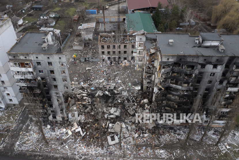 Sebuah gedung apartemen yang rusak parah menyusul serangan Rusia di pusat Borodyanka, Ukraina, Rabu, 6 April 2022. 