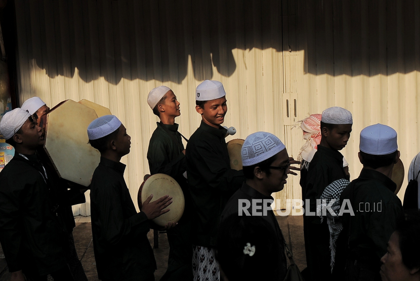 Dalam rangka memperingati Maulid Nabi, warga mengikuti kirab sekaten di kawasan Pisangan Timur, Pulo Gadung, Jakarta Timur, Ahad (15/9/2024). 