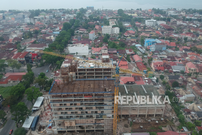 Foto udara pembangunan hotel baru di Padang, Sumatera Barat, Jumat (5/3). Pemerintah Kota (Pemkot) Padang memberikan insentif kepada investor baru yang ingin menanamkan modal di kota itu sebagai upaya menarik investasi dan memberikan kemudahan bagi pemodal.