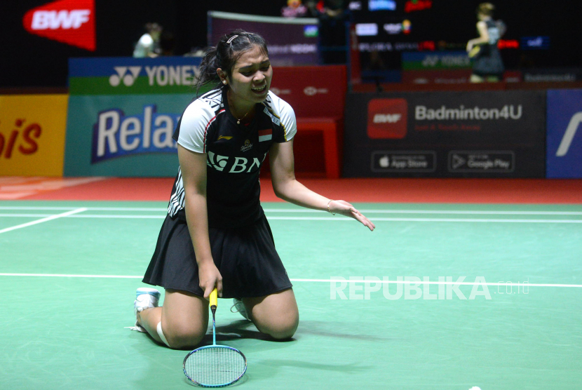 Pebulu tangkis tunggal putri Indonesia Gregoria Mariska Tunjung mengekspresikan kekecewaannya saat kalah di Indonesia Open 2023 di Istora, Jakarta, Selasa (13/6/2023).